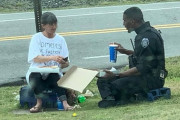 米警官さん、ホームレスと一緒にランチを取ってしまう