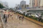 【動画】中国の長さ4kmのトンネルが5分で冠水、6000人死亡か 深夜に何台ものトレーラーが遺体を運び出す