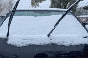 降雪時、車のワイパーを立てるのが正解？間違い？ネットで大論争