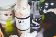 【愕然】3000円の塩とスーパーで買った300円の塩を舐め比べしてしまったオレの現在ｗｗｗｗｗｗｗｗ