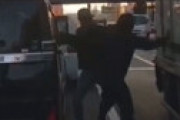 【動画】 天王寺の車道で凄まじい殴り合いの喧嘩が勃発・・ 衝撃動画が流出