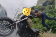 車と正面衝突し2カ月入院のバイク女子YouTuber、衝撃的な事故映像を公開