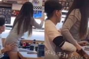 くら寿司でカップルの行動が話題、彼女を膝の上に乗せアソコや胸を触ったりお尻を揉んだりやりたい放題