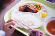 私は小学校の担任の過剰な食育のせいで摂食障害になってしまった。しかも、担任は…