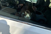 炎天下の車内に猫を放置してご飯を食べに行く飼い主…人気グラドルが発見通報