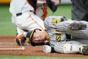 阪神・近本光司、きょうにも検査　七回に右脇腹に死球を受け苦悶