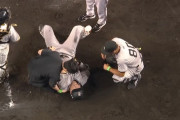 巨人・大城卓三にアクシデント　脇腹に死球で倒れ込む…阿部監督心配げ、無念の交代