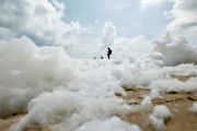 【ヤバい】近づくなかれ…インドの海岸で発生している泡が危険