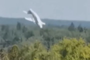 ロシア軍の新型軽輸送機「IL-112V」が飛行訓練中に突然炎上し上下逆さまになって墜落…乗員3人が死亡！