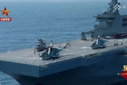 中国初の国産075型強襲揚陸艦「海南」で艦載ヘリコプター部隊が訓練！