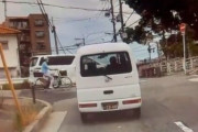 【動画】チャリンカスさん、見通しが悪いのに減速せず交差点に侵入→乗用車に衝突しド派手に吹っ飛ぶ　これ避けられる人いる？