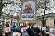 【画像】中国、英国ロンドンに「メガ大使館」計画　住民が猛反対でデモ開始→習近平プーさんのプラカード登場ｗｗｗ