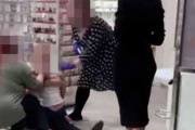 「ママ離して！」泣き叫ぶ女児を大人数人が押さえつけてピアスを開ける動画に非難の声（英）