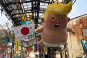 【また愛知トリエンナーレ】商店街の展示物にパンツ一丁の巨体トランプオブジェが登場