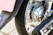 駐輪場のバイクなど盗みを繰り返した市職員の男を逮捕、弁護側は責任能力を争う姿勢