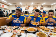 【悲報】WBCベネズエラ代表、打ち上げで寿司パスタハンバーガーを食らう