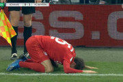 ◆DFB杯珍◆バイエルンFWトマス・ミュラーさん、とんでもないズッコケコーナーキックを蹴ってしまう(´・ω・`)