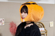 なぜかかぼちゃの被り物www 岡本姫奈の『のぎおび』スタジオショット公開