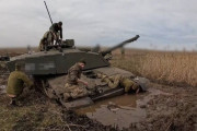 ウクライナの黒い土に閉じ込められたイギリス供与のチャレンジャー戦車！