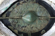 古代ヨーロッパ、ケルト戦士の墓から発見された見事な青銅の盾（約2200年前）