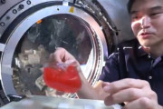 宇宙でもコップで飲める「無重力カップ」の映像がスゲェ