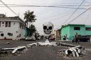 道真ん中に巨大な骸骨が！メキシコのお祭り「死者の日」がはじまる