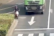 それは見えない！大型トラックの死角に入ったスクーターが(@_@;)
