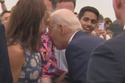 【動画】バイデン大統領、幼女をパクパクしてクンカクンカしてしまう