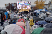 何でも大統領のせいだから反省が無い　～　雨の中、レインコートを着てLEDキャンドルを持ち…「ろうそく行動転換」尹錫悦政権の退陣を迫る2万人規模の集会開催＝韓国報道