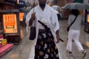 プロアメフト選手、来日が嬉しすぎて仕事をサボりサムライになって練り歩くｗｗｗ