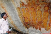 古代の宇宙人を描いたものなのか？洞窟に残された謎の生命体が記された5つの壁画
