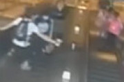 【動画】 地下鉄のエスカレーターで男が女性を蹴り落とす・・ 一部始終が激撮されていた