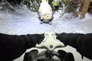 【動画】真っ暗な森の中をスノーレーサーで滑り降りる遊びが楽しそう。