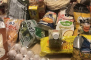 外国人「日本で5000円分の食料品を買ったらこうなった！」