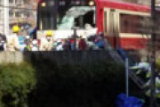 【画像】 京急本線・神奈川駅で人身事故 「突き刺さってる」「運転士血まみれ」「飛び込んだやつ入ってきて・・」 緊急車両集結で騒然