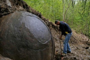 【衝撃画像】ボスニア・ヘルツェゴビナで謎の遺跡を守る正体不明の球体が発見される…！