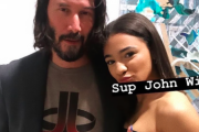 【悲報】キアヌ・リーヴスさん、童貞みたいな写真撮影をしてしまう