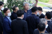 韓国人「文在寅は共産主義者！」「偽の平和主義者で偽善者！」文大統領に靴を投げた男性が現行犯逮捕される‥　韓国の反応