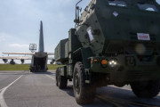 米海兵隊がC-130輸送機で高機動ロケット砲システムHIMARSを空輸…沖縄で海洋作戦を支援！