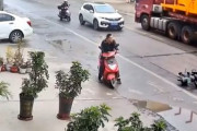 海外「中国の見捨てる文化。バイクで女性が転倒して気を失っても何もしない傍観者達」
