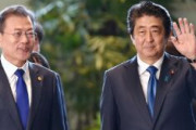 【まちぶせ】文大統領、安倍首相が現れるや隣の席に連れて行き「対話しましょう」