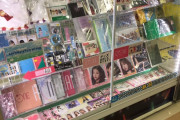 【朗報】アイドルグッズ専門店「日向坂、IZ*ONEともに売れ行きが凄すぎて、買っても買っても品物が足りません」