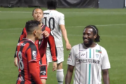【動画】札幌FWジェイが黒人選手カウエに対して鼻をつまむポーズで挑発…