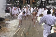 外国人「日本には竹を地面に叩きつけまくる祭りがあるらしい…」