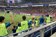 【画像】長崎スタジアムって選手とベンチ近すぎるよな…