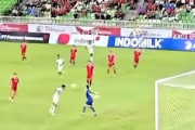 【動画】サッカーでゴールを決めた10番がお堀に消えてしまう。