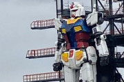 横浜の動く実物ガンダム、ついに頭が付く