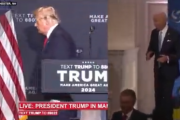 トランプ前大統領が「壇上で迷子になるバイデン大統領」をモノマネ…結構似てる[海外の反応]
