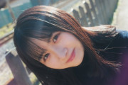 【日向坂46】上村ひなの、秋デートで溢れる彼女感と冬制服のお茶目なポーズで魅せる