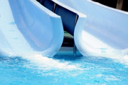 酔っ払って市営プールに忍び込んだ男女、ウォータースライダーを滑り大怪我　施設を訴える意向を示す
